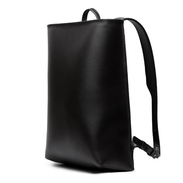 Minimalist black leather backpack ARCH EDGE BACKPACK BLACK with a structured silhouette and adjustable straps.